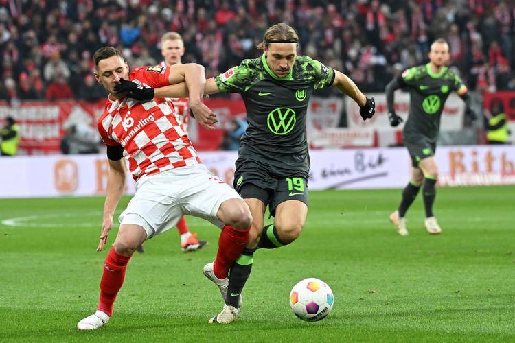 包含斯图加特主场失利，保级形势岌岌可危的词条