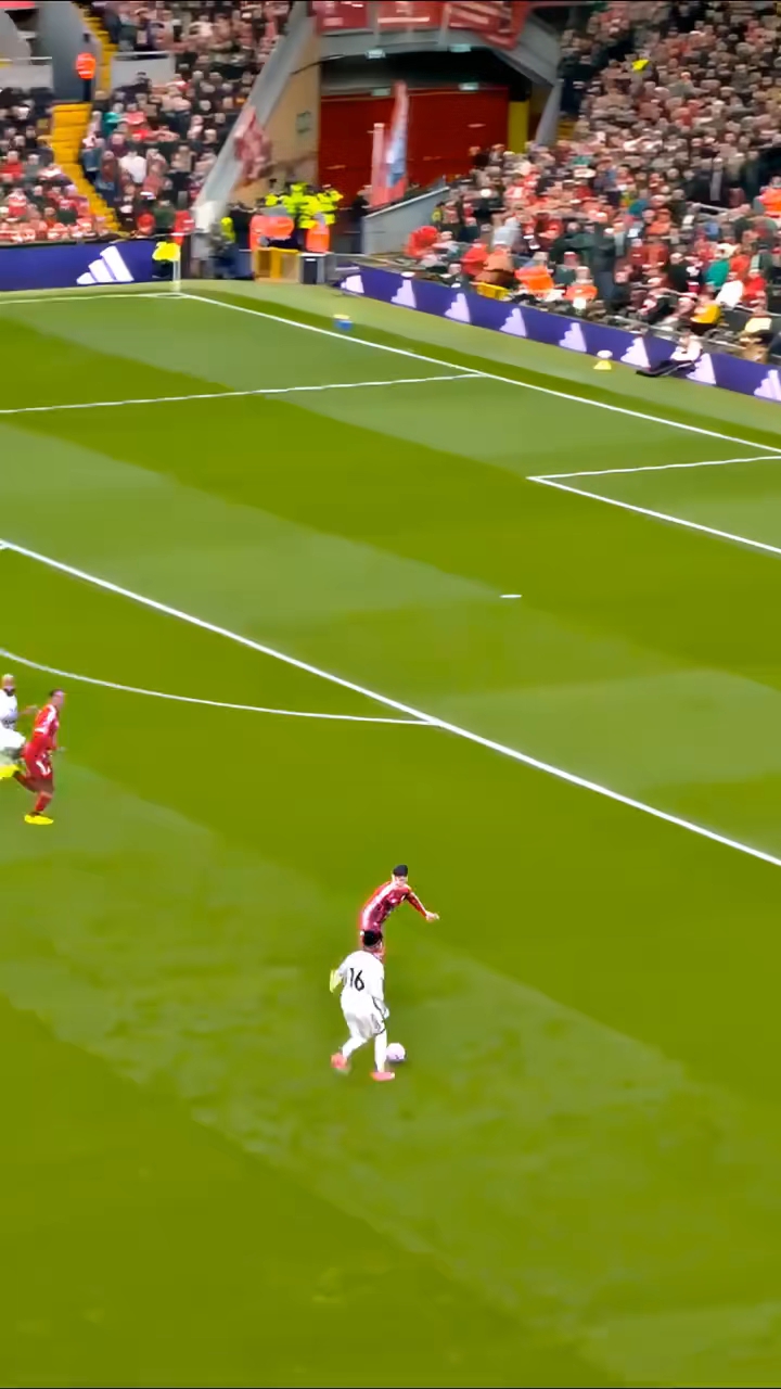 尤文图斯客场击败利物浦，保持领先