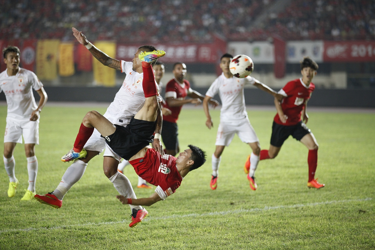 PG电子娱乐在线-包含精彩足球比赛节奏感十足，观众为之动容欢呼不已的词条