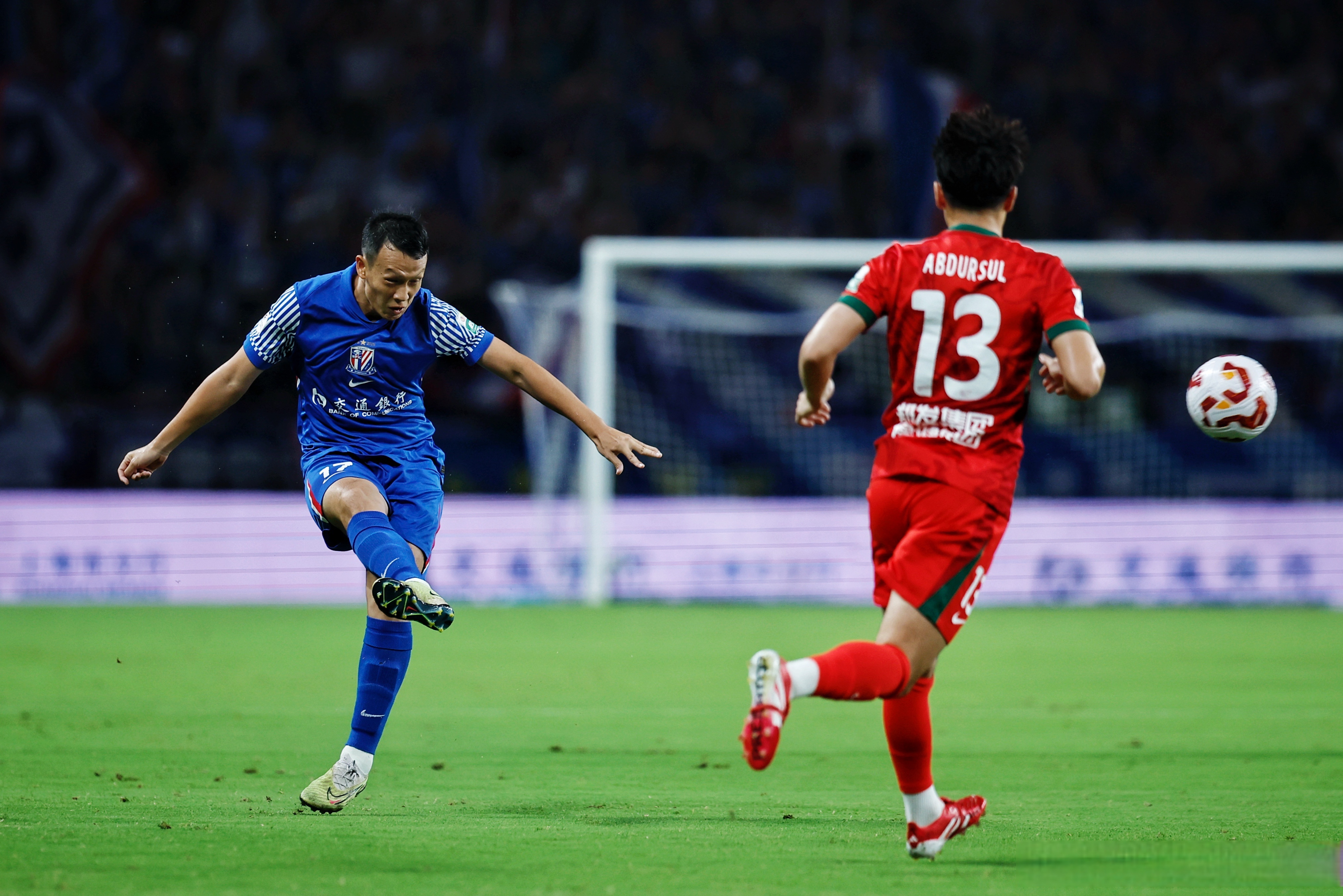 场上足球赛事纷呈，强队交锋无间