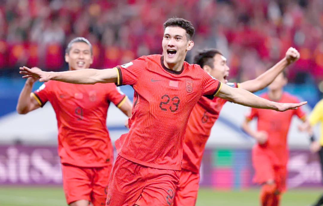 国家队球员在比赛中全力以赴，获得胜利晋级