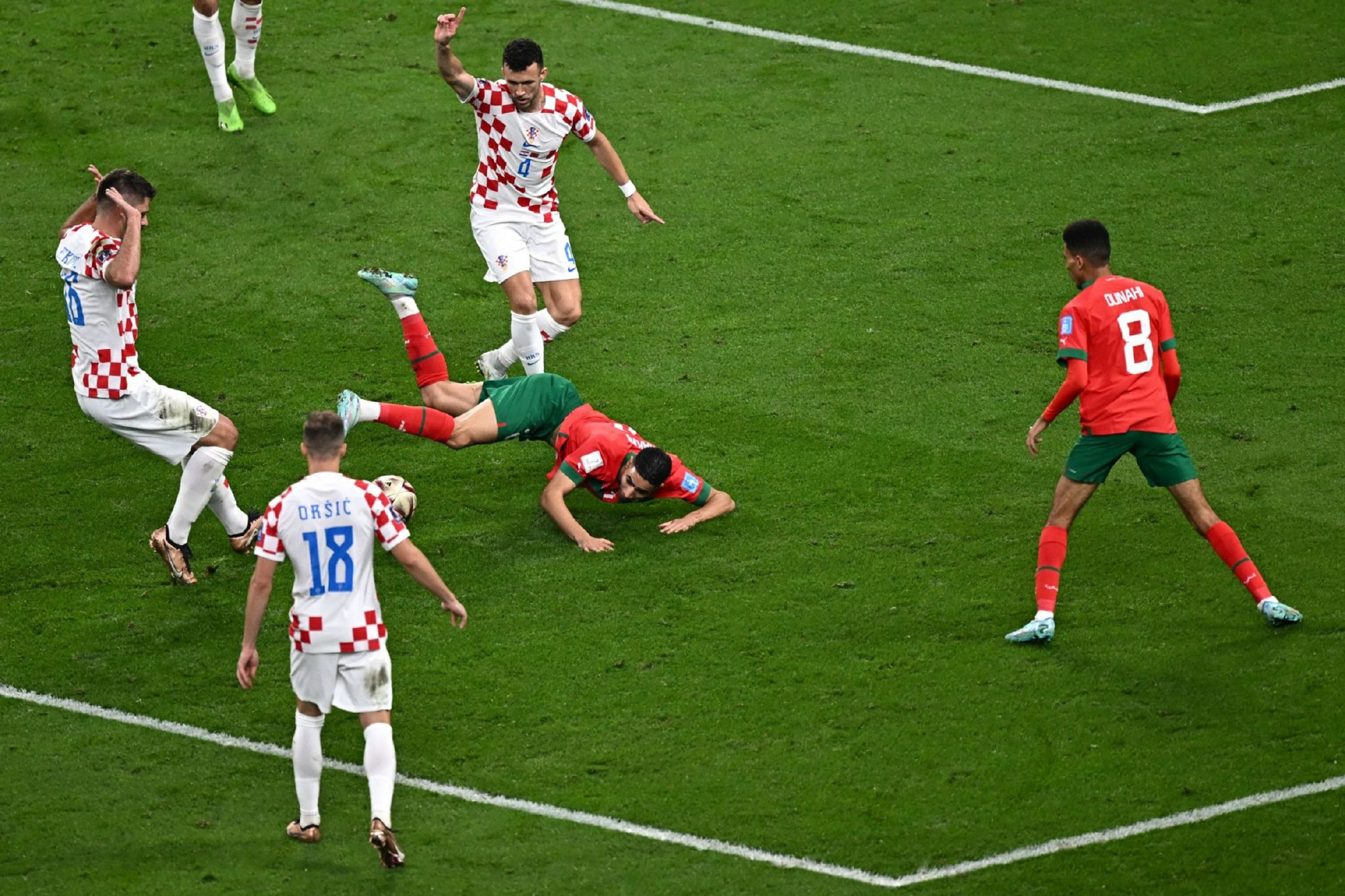 关于足球男子四分之一决赛：摩洛哥队惊险胜巴西队的信息