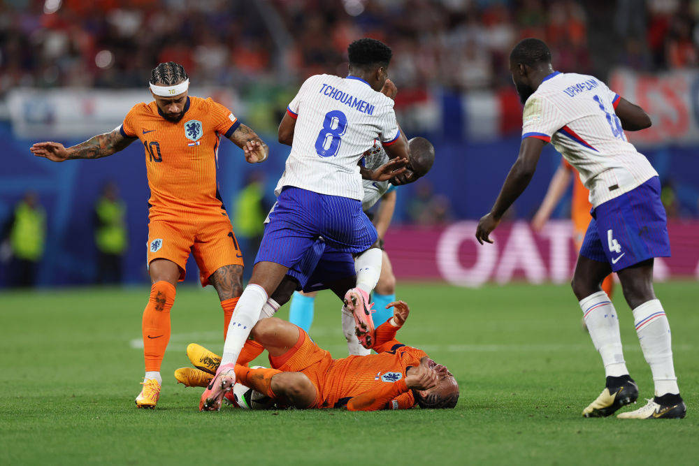 法国足球联赛冲击第一，争夺激烈激动