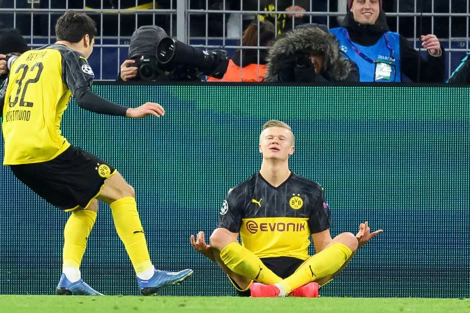 PG电子试玩-多特蒙德迎战对手，全力冲刺胜利