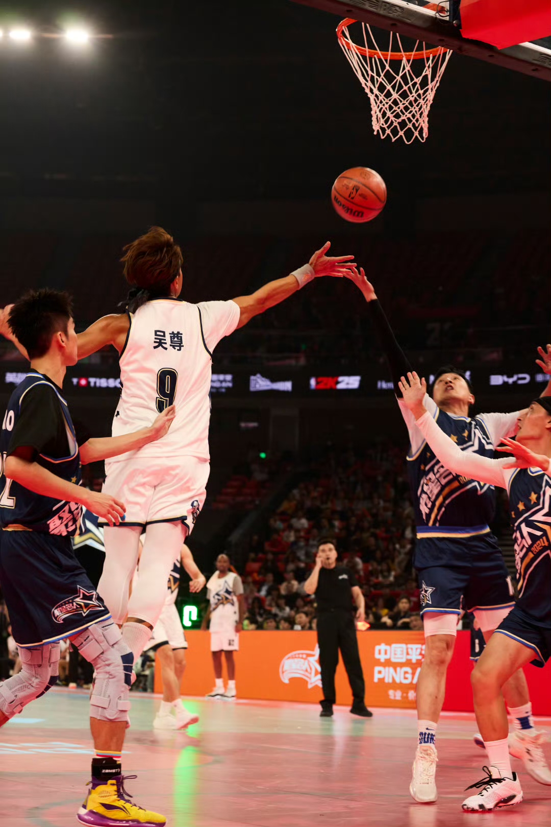 关于外援组合默契无间，篮球赛场上展现默契配合的信息