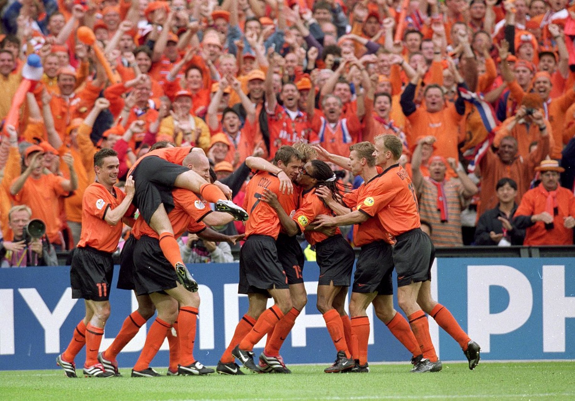 欧洲足球比拼赛集体开赛，激烈角逐