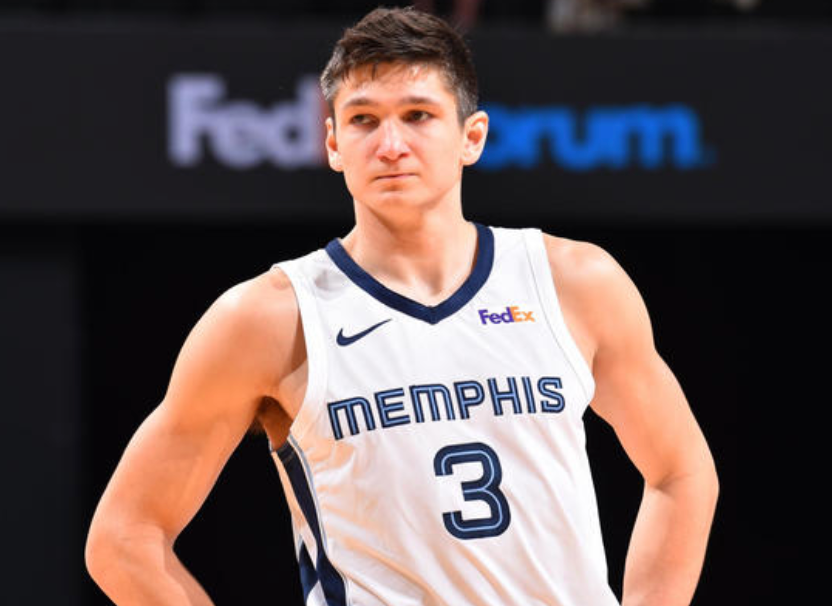 青岛队横扫雄鹿，米切尔惊艳四座的简单介绍