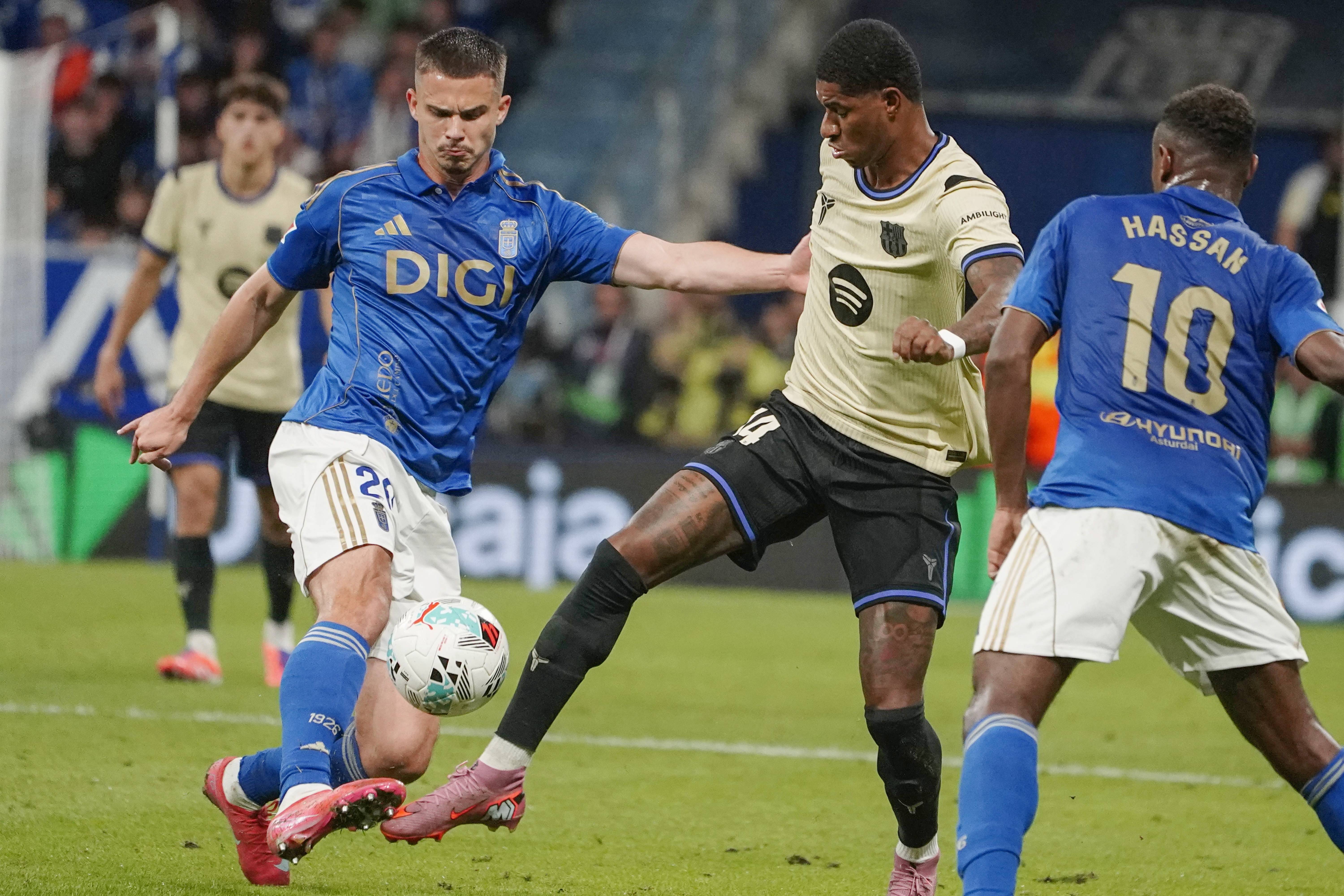 球员奋勇拼抢，为球队争取每分