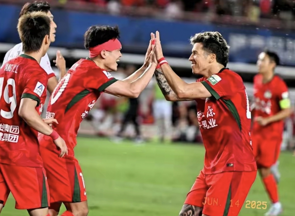 足球赛场上一番搏杀，中国队实现逆袭