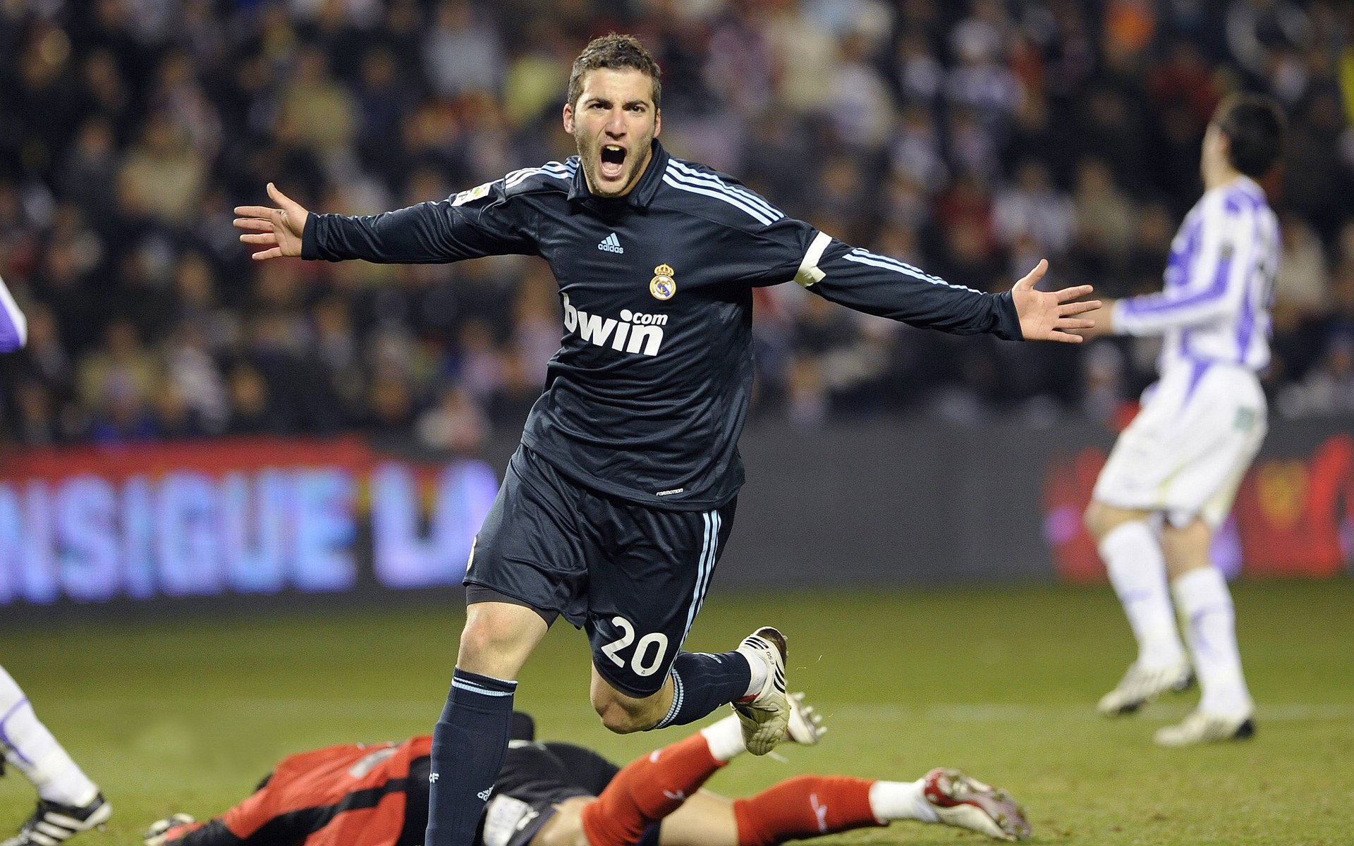 双星闪耀，火箭横扫新疆创纪录，锡安德甲争冠战上演王者归来